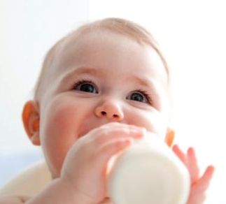 Aprende cómo alimentar a los bebés a los hasta los tres meses de edad