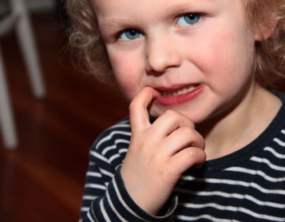 ¿Cómo hacer para que un niño se deje de comer las uñas?