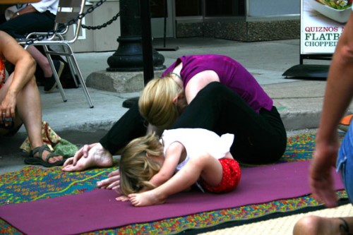 Conoce los beneficios que tiene la practica de yoga en tu hijo