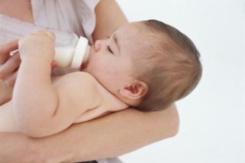Consejos para alimentar a un bebé con biberón