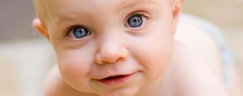 ¿Cuándo cambia de color el ojo de un recién nacido?