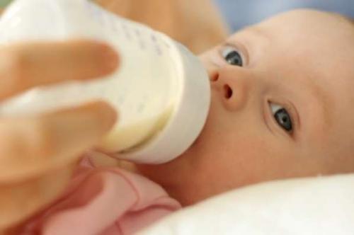 ¿Cuándo deben dejar atrás los niños la leche materna?