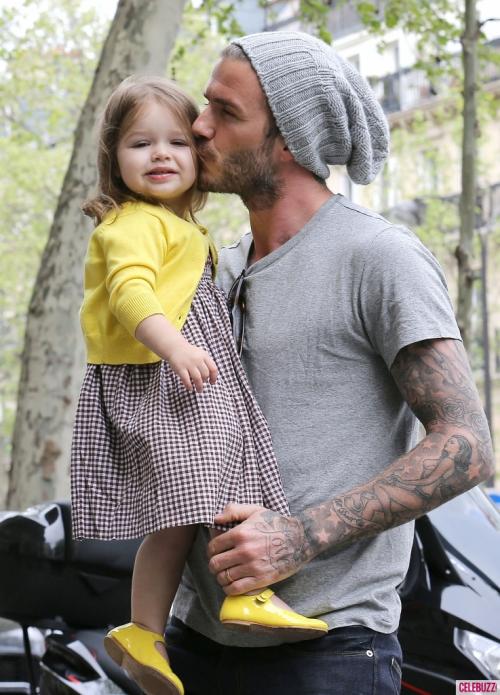 El papá Beckham, quiere a su pequeña futbolista