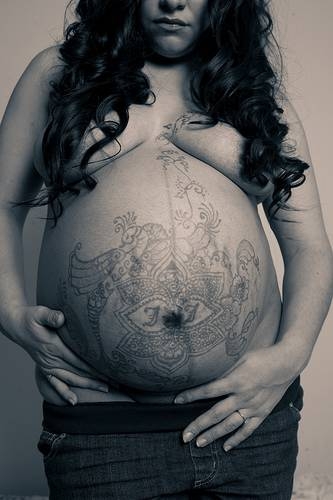 Embarazo acompañado de tatuajes