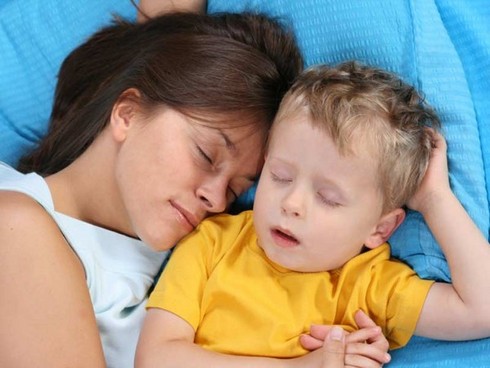 Es buena acostumbrar a los hijos a dormir con los padres?