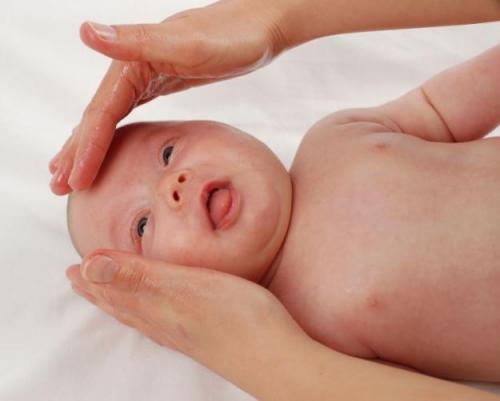 Los beneficios de los masajes en los bebés