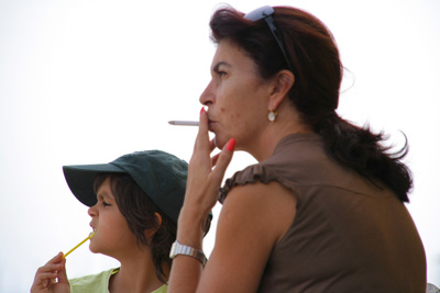 Padres pueden transmitir a los niños hábito de fumar