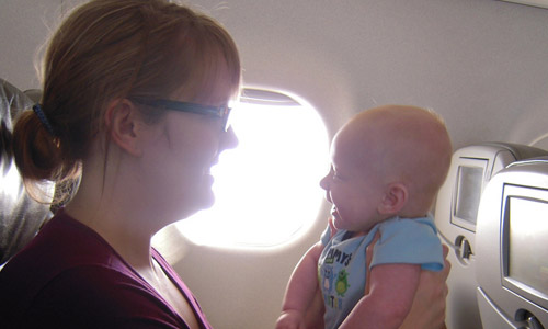 ¿Qué hacer cuando viajas en avión con tu bebé?