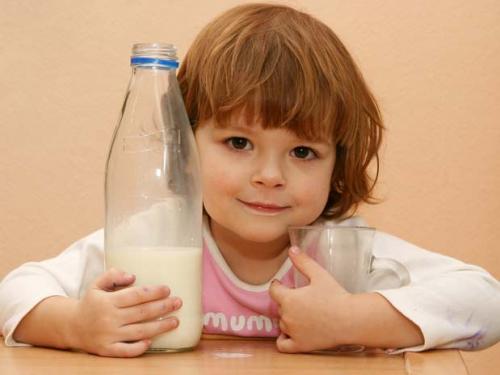 ¿Sabes cuánta leche tiene que beber tu hijo?